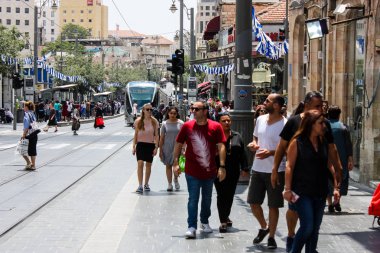 Kudüs İsrail 1 Haziran 2018 bilinmeyenli insanlar sabah Kudüs'ün Yafa Caddesi'nde yürürken, insanlar görünümünü