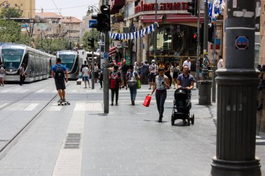 Kudüs İsrail 1 Haziran 2018 bilinmeyenli insanlar sabah Kudüs'ün Yafa Caddesi'nde yürürken, insanlar görünümünü