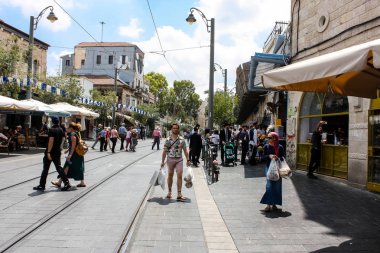 Kudüs İsrail 1 Haziran 2018 bilinmeyenli insanlar sabah Kudüs'ün Yafa Caddesi'nde yürürken, insanlar görünümünü