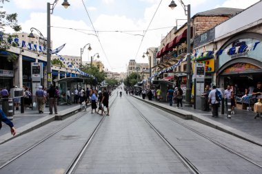 Kudüs İsrail 1 Haziran 2018 bilinmeyenli insanlar sabah Kudüs'ün Yafa Caddesi'nde yürürken, insanlar görünümünü