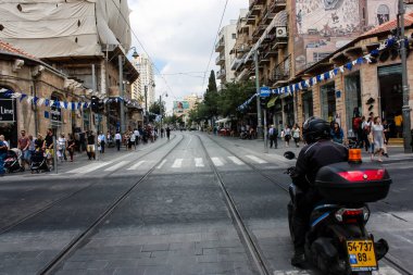 Kudüs İsrail 1 Haziran 2018 bilinmeyenli insanlar sabah Kudüs'ün Yafa Caddesi'nde yürürken, insanlar görünümünü