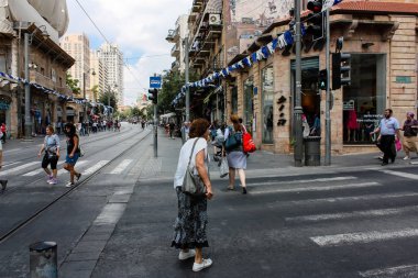 Kudüs İsrail 1 Haziran 2018 bilinmeyenli insanlar sabah Kudüs'ün Yafa Caddesi'nde yürürken, insanlar görünümünü