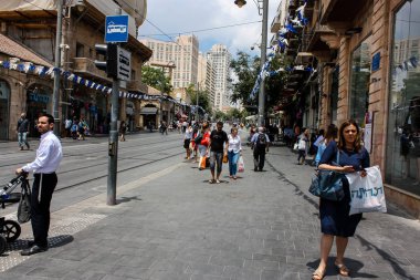 Kudüs İsrail 1 Haziran 2018 bilinmeyenli insanlar sabah Kudüs'ün Yafa Caddesi'nde yürürken, insanlar görünümünü