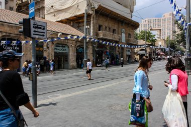 Kudüs İsrail 1 Haziran 2018 bilinmeyenli insanlar sabah Kudüs'ün Yafa Caddesi'nde yürürken, insanlar görünümünü