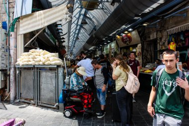 Kudüs İsrail 1 Haziran 2018 bilinmeyenli insanlar sabah Kudüs'ün Yafa Caddesi'nde yürürken, insanlar görünümünü