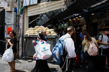 Kudüs İsrail 1 Haziran 2018 bilinmeyenli insanlar sabah Kudüs'ün Yafa Caddesi'nde yürürken, insanlar görünümünü