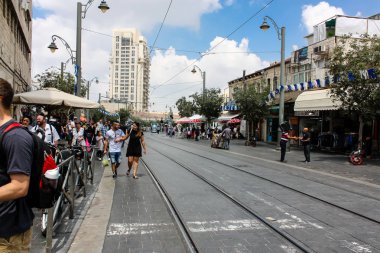 Kudüs İsrail 1 Haziran 2018 bilinmeyenli insanlar sabah Kudüs'ün Yafa Caddesi'nde yürürken, insanlar görünümünü
