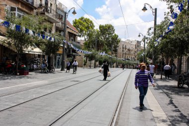 Kudüs İsrail 1 Haziran 2018 bilinmeyenli insanlar sabah Kudüs'ün Yafa Caddesi'nde yürürken, insanlar görünümünü