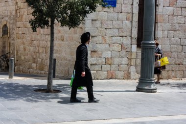Kudüs İsrail 1 Haziran 2018 bilinmeyenli insanlar sabah Kudüs'ün Yafa Caddesi'nde yürürken, insanlar görünümünü