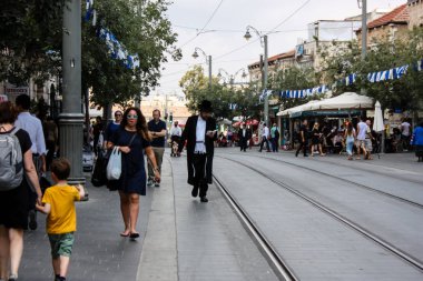 Kudüs İsrail 1 Haziran 2018 bilinmeyenli insanlar sabah Kudüs'ün Yafa Caddesi'nde yürürken, insanlar görünümünü