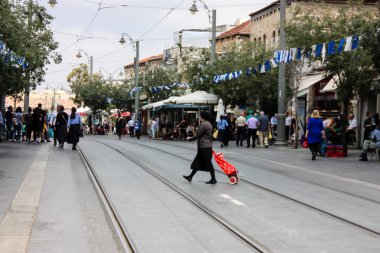 Kudüs İsrail 1 Haziran 2018 bilinmeyenli insanlar sabah Kudüs'ün Yafa Caddesi'nde yürürken, insanlar görünümünü