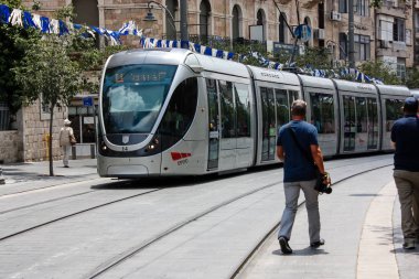 Kudüs İsrail 1 Haziran 2018 bilinmeyenli insanlar sabah Kudüs'ün Yafa Caddesi'nde yürürken, insanlar görünümünü