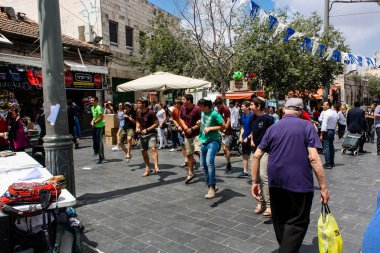 Kudüs İsrail 1 Haziran 2018 bilinmeyenli insanlar sabah Kudüs'ün Yafa Caddesi'nde yürürken, insanlar görünümünü