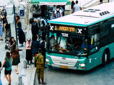 Kudüs İsrail 31 Mayıs 2018 görünümü bilinmeyenli insan Kudüs'ün eski şehir otobüs istasyonunda akşam bekliyor