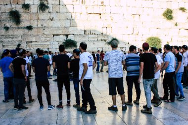 Kudüs İsrail 31 Mayıs 2018 dans ve şarkı bilinmeyenli insanların görünümünü ön Western Wall Kudüs'ün eski şehri akşam