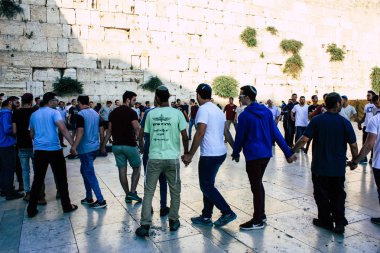 Kudüs İsrail 31 Mayıs 2018 dans ve şarkı bilinmeyenli insanların görünümünü ön Western Wall Kudüs'ün eski şehri akşam