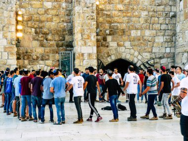 Kudüs İsrail 31 Mayıs 2018 dans ve şarkı bilinmeyenli insanların görünümünü ön Western Wall Kudüs'ün eski şehri akşam