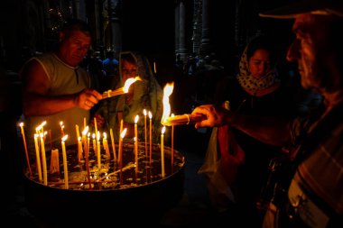 Dua ve akşam eski şehir Kudüs'teki kutsal Sepulchre kilisede mum Jerusalem İsrail 16 Mayıs 2018 bilinmeyenli hacılar