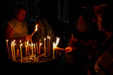 Dua ve akşam eski şehir Kudüs'teki kutsal Sepulchre kilisede mum Jerusalem İsrail 16 Mayıs 2018 bilinmeyenli hacılar
