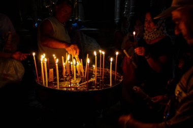 Dua ve akşam eski şehir Kudüs'teki kutsal Sepulchre kilisede mum Jerusalem İsrail 16 Mayıs 2018 bilinmeyenli hacılar