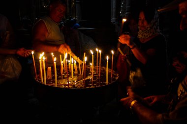 Dua ve akşam eski şehir Kudüs'teki kutsal Sepulchre kilisede mum Jerusalem İsrail 16 Mayıs 2018 bilinmeyenli hacılar