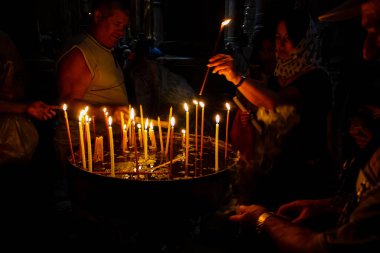 Dua ve akşam eski şehir Kudüs'teki kutsal Sepulchre kilisede mum Jerusalem İsrail 16 Mayıs 2018 bilinmeyenli hacılar