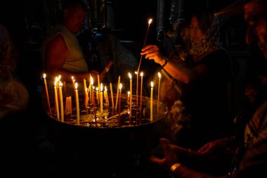 Dua ve akşam eski şehir Kudüs'teki kutsal Sepulchre kilisede mum Jerusalem İsrail 16 Mayıs 2018 bilinmeyenli hacılar
