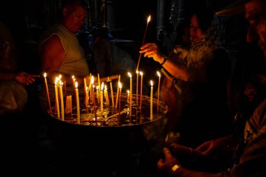 Dua ve akşam eski şehir Kudüs'teki kutsal Sepulchre kilisede mum Jerusalem İsrail 16 Mayıs 2018 bilinmeyenli hacılar