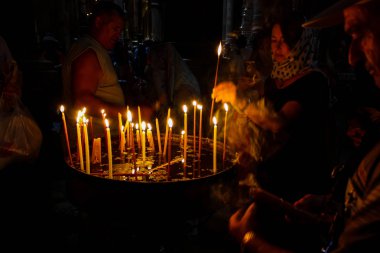 Dua ve akşam eski şehir Kudüs'teki kutsal Sepulchre kilisede mum Jerusalem İsrail 16 Mayıs 2018 bilinmeyenli hacılar