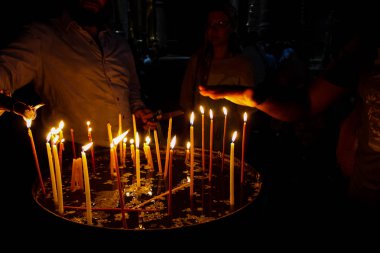 Dua ve akşam eski şehir Kudüs'teki kutsal Sepulchre kilisede mum Jerusalem İsrail 16 Mayıs 2018 bilinmeyenli hacılar