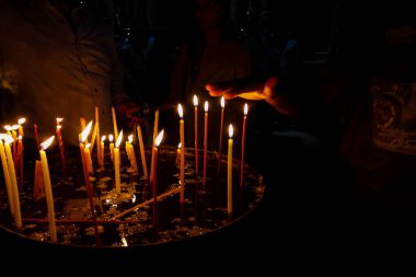 Dua ve akşam eski şehir Kudüs'teki kutsal Sepulchre kilisede mum Jerusalem İsrail 16 Mayıs 2018 bilinmeyenli hacılar