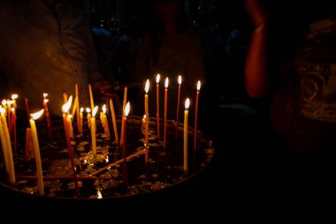 Dua ve akşam eski şehir Kudüs'teki kutsal Sepulchre kilisede mum Jerusalem İsrail 16 Mayıs 2018 bilinmeyenli hacılar