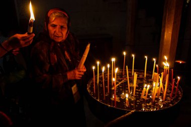 Dua ve akşam eski şehir Kudüs'teki kutsal Sepulchre kilisede mum Jerusalem İsrail 16 Mayıs 2018 bilinmeyenli hacılar