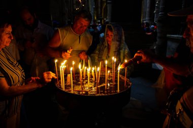 Dua ve akşam eski şehir Kudüs'teki kutsal Sepulchre kilisede mum Jerusalem İsrail 16 Mayıs 2018 bilinmeyenli hacılar
