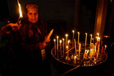 Dua ve akşam eski şehir Kudüs'teki kutsal Sepulchre kilisede mum Jerusalem İsrail 16 Mayıs 2018 bilinmeyenli hacılar
