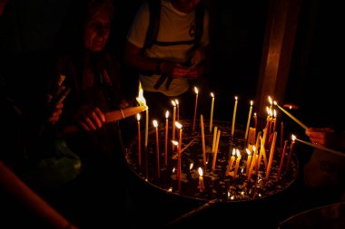 Dua ve akşam eski şehir Kudüs'teki kutsal Sepulchre kilisede mum Jerusalem İsrail 16 Mayıs 2018 bilinmeyenli hacılar