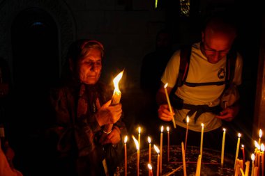 Dua ve akşam eski şehir Kudüs'teki kutsal Sepulchre kilisede mum Jerusalem İsrail 16 Mayıs 2018 bilinmeyenli hacılar