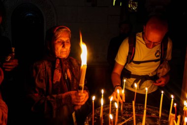 Dua ve akşam eski şehir Kudüs'teki kutsal Sepulchre kilisede mum Jerusalem İsrail 16 Mayıs 2018 bilinmeyenli hacılar