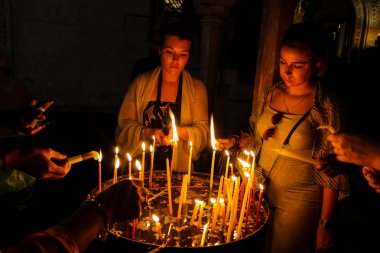 Dua ve akşam eski şehir Kudüs'teki kutsal Sepulchre kilisede mum Jerusalem İsrail 16 Mayıs 2018 bilinmeyenli hacılar