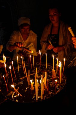 Dua ve akşam eski şehir Kudüs'teki kutsal Sepulchre kilisede mum Jerusalem İsrail 16 Mayıs 2018 bilinmeyenli hacılar