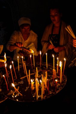 Dua ve akşam eski şehir Kudüs'teki kutsal Sepulchre kilisede mum Jerusalem İsrail 16 Mayıs 2018 bilinmeyenli hacılar