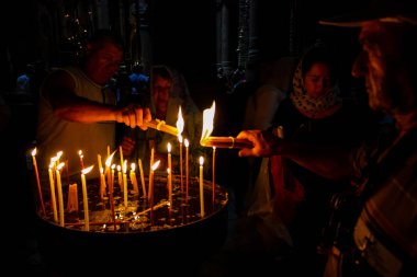 Dua ve akşam eski şehir Kudüs'teki kutsal Sepulchre kilisede mum Jerusalem İsrail 16 Mayıs 2018 bilinmeyenli hacılar