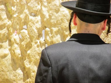 Kudüs İsrail 21 Mayıs 2018 görünümü bir bilinmeyen dini Ortodoks Yahudi Kudüs'ün eski şehri batı duvarı önünde dua