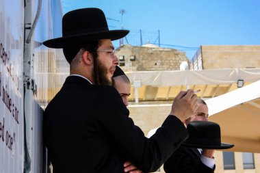 Kudüs İsrail 21 Mayıs 2018 akşam Kudüs'ün eski şehri batı duvarı plaza yürürken bilinmeyenli insan görünümü