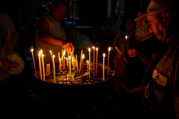 Jeruzalem Israël Mei 2018 Onbekenden Pelgrims Bidden Verlichting Kaarsen Kerk — Stockfoto