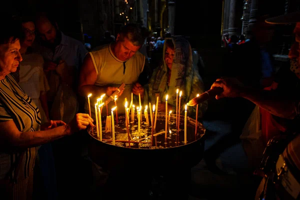 Dua ve akşam eski şehir Kudüs'teki kutsal Sepulchre kilisede mum Jerusalem İsrail 16 Mayıs 2018 bilinmeyenli hacılar