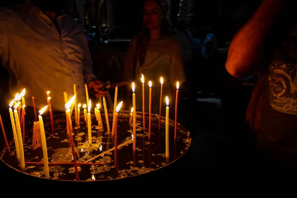 Dua ve akşam eski şehir Kudüs'teki kutsal Sepulchre kilisede mum Jerusalem İsrail 16 Mayıs 2018 bilinmeyenli hacılar