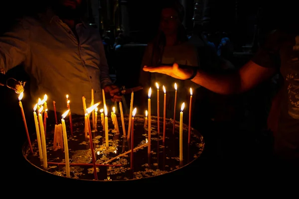 Jerusalén Israel Mayo 2018 Desconocidos Peregrinos Orando Encendiendo Velas Iglesia —  Fotos de Stock