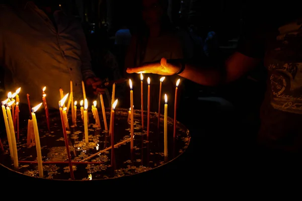 Jerozolimy Izrael Maja 2018 Niewiadomych Pielgrzymów Modląc Się Oświetlenie Świece — Zdjęcie stockowe