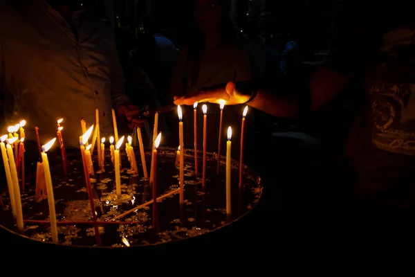 Jerusalén Israel Mayo 2018 Desconocidos Peregrinos Orando Encendiendo Velas Iglesia — Foto de Stock